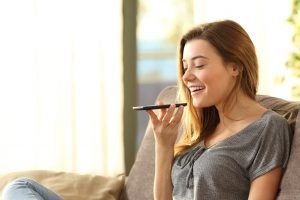 Use o comando de voz da Apple para enviar mensagens, criar lembretes, controlar a casa inteligente e realizar tarefas do dia a dia