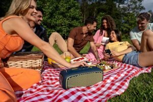 Conheça os modelos de caixa de som bluetooth Originais iPlace e garanta sua diversão com música de qualidade até o sol nascer