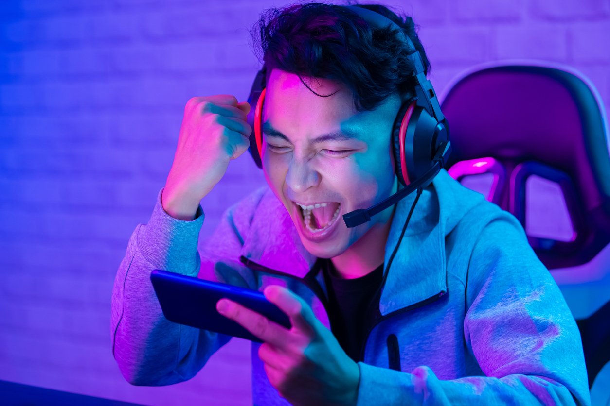 Quer transformar sua experiência nos jogos? Descubra quais acessórios não podem faltar no seu setup gamer e como escolher o ideal.
