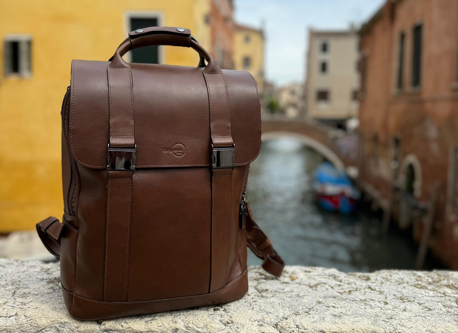 A mochila para MacBook Côrtes é totalmente em couro e oferece recursos para acompanhar seu dia a dia – do trabalho às viagens!