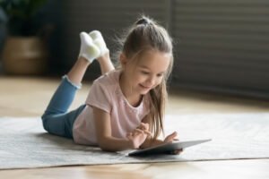 Mais do que brincar e entreter, o iPad traz inúmeros recursos dedicados ao desenvolvimento infantil e pode ser combinado com vários apps