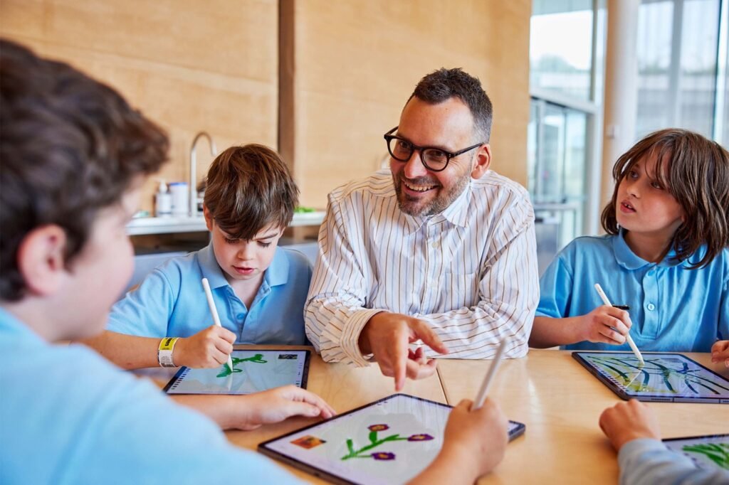 Apostar no iPad para crianças é uma excelente maneira de estimular a aprendizagem, sendo hoje uma tendência crescente em escolas do mundo todo.