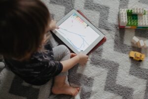 Descubra aplicativos para crianças que aliam diversão e aprendizado nos dispositivos Apple, com opções seguras e específicas para cada idade!