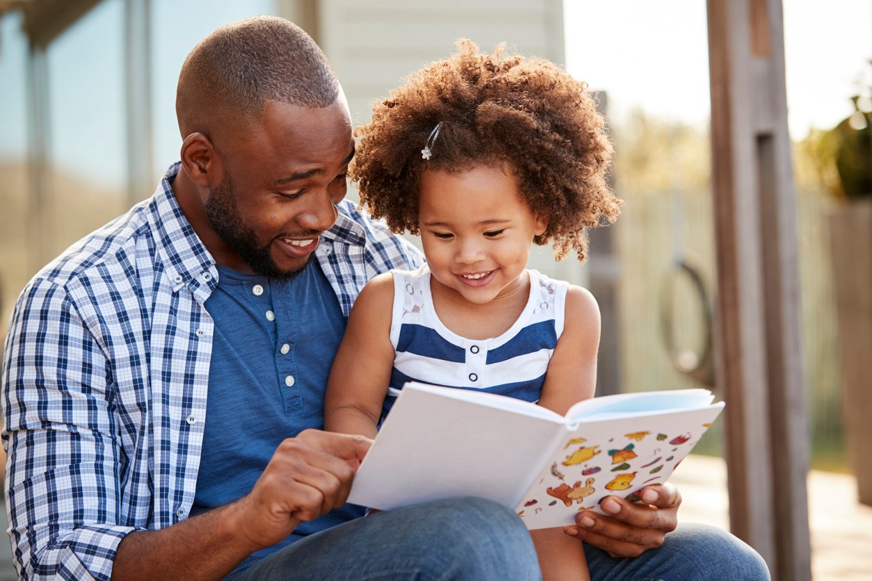 Gerador de inúmeros momentos significativos em família, o contato com um livro infantil pode ser incentivado também pelo iPhone ou iPad