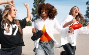 JBL Charge 6 e JBL Wave Beam 2: som potente, design robusto e tecnologia que acompanha sua rotina! Descubra os modelos com a iPlace