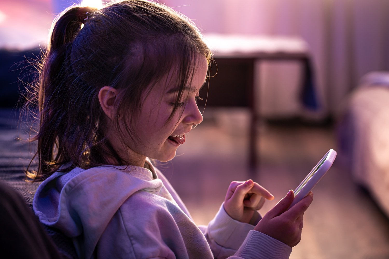 O Brasil avança em leis para proteger crianças e adolescentes na internet e a Apple favorece a configuração de dispositivos de forma segura