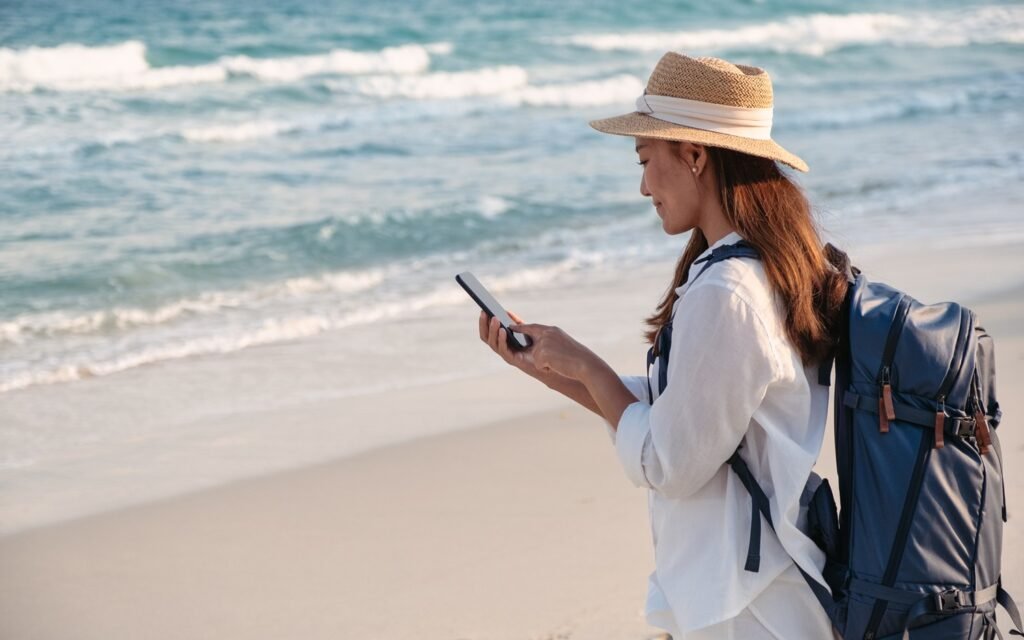 Confira dicas para viajar e aproveitar suas férias com o iPhone pronto: segurança, apps úteis, acessórios e backup para evitar imprevistos