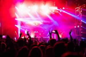 Vai curtir um festival de música? Confira os acessórios para shows que são indispensáveis para você aproveitar o evento com tranquilidade e segurança