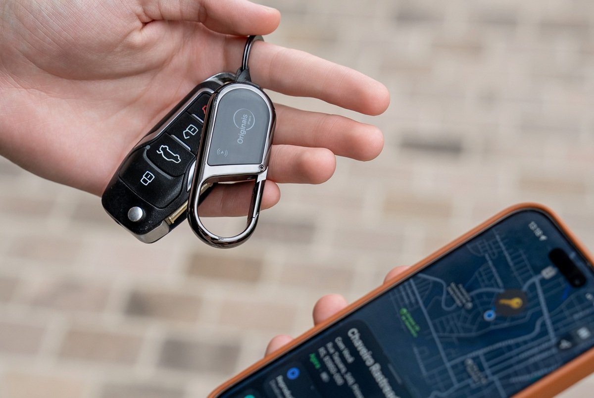 Transforme seus itens em objetos rastreáveis com a linha FindMy de Originais iPlace e localize tudo com o app Buscar da Apple.