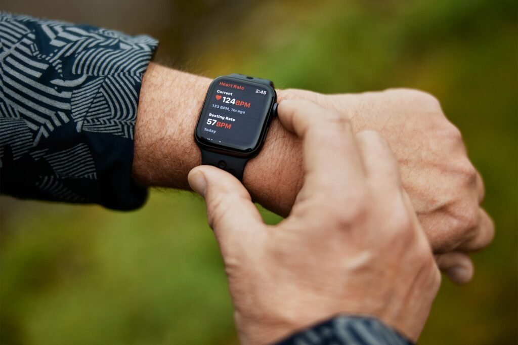Veja como o monitoramento cardíaco do Apple Watch acompanha frequência, qualidade do sono, oxigênio no sangue e demais sinais de saúde