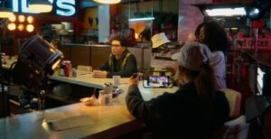 Veja como usar o Modo Cinema do iPhone para criar vídeos com efeito profissional, controle de foco e qualidade cinematográfica no dia a dia