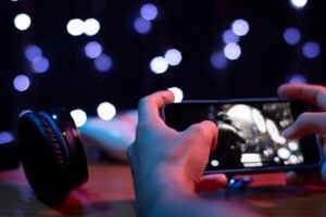 Bateria do iPhone descarregando rápido? Em poucos passos, você pode otimizar diversas configurações e economizar energia do dispositivo.