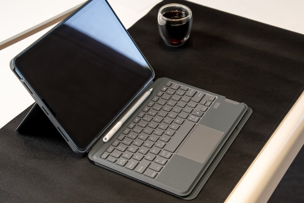 Veja como usar o iPad com teclado para trabalho, conheça os melhores apps e atalhos para produtividade e encontre o modelo ideal na iPlace