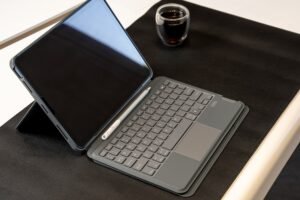 Veja como usar o iPad com teclado para trabalho, conheça os melhores apps e atalhos para produtividade e encontre o modelo ideal na iPlace