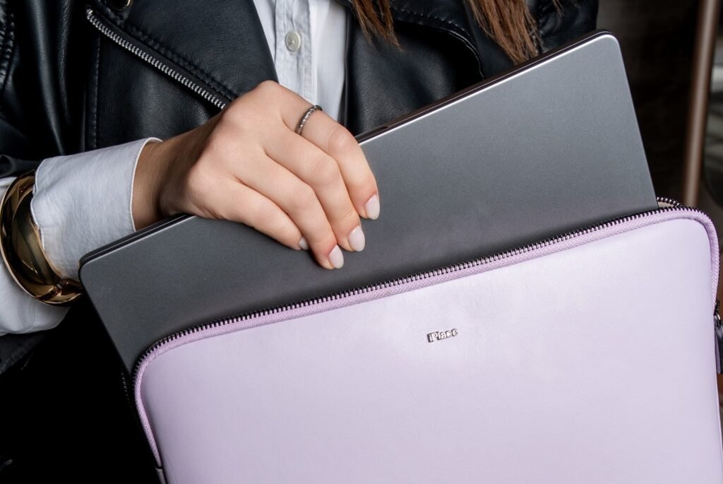 Conheça o seguro para MacBook da iPlace, o que ele cobre e como proteger seu notebook contra roubo, furto qualificado e danos acidentais