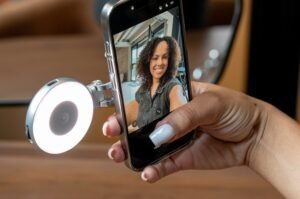 Veja dicas para montar um setup com iPhone para trabalho, estudos, viagens e lazer com acessórios, recursos do iOS e configurações práticas