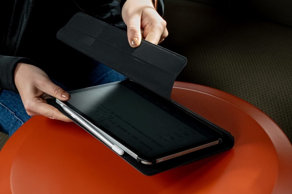 Veja como escolher capa e película para iPad e MacBook e conheça acessórios que unem proteção, praticidade e durabilidade para dispositivos