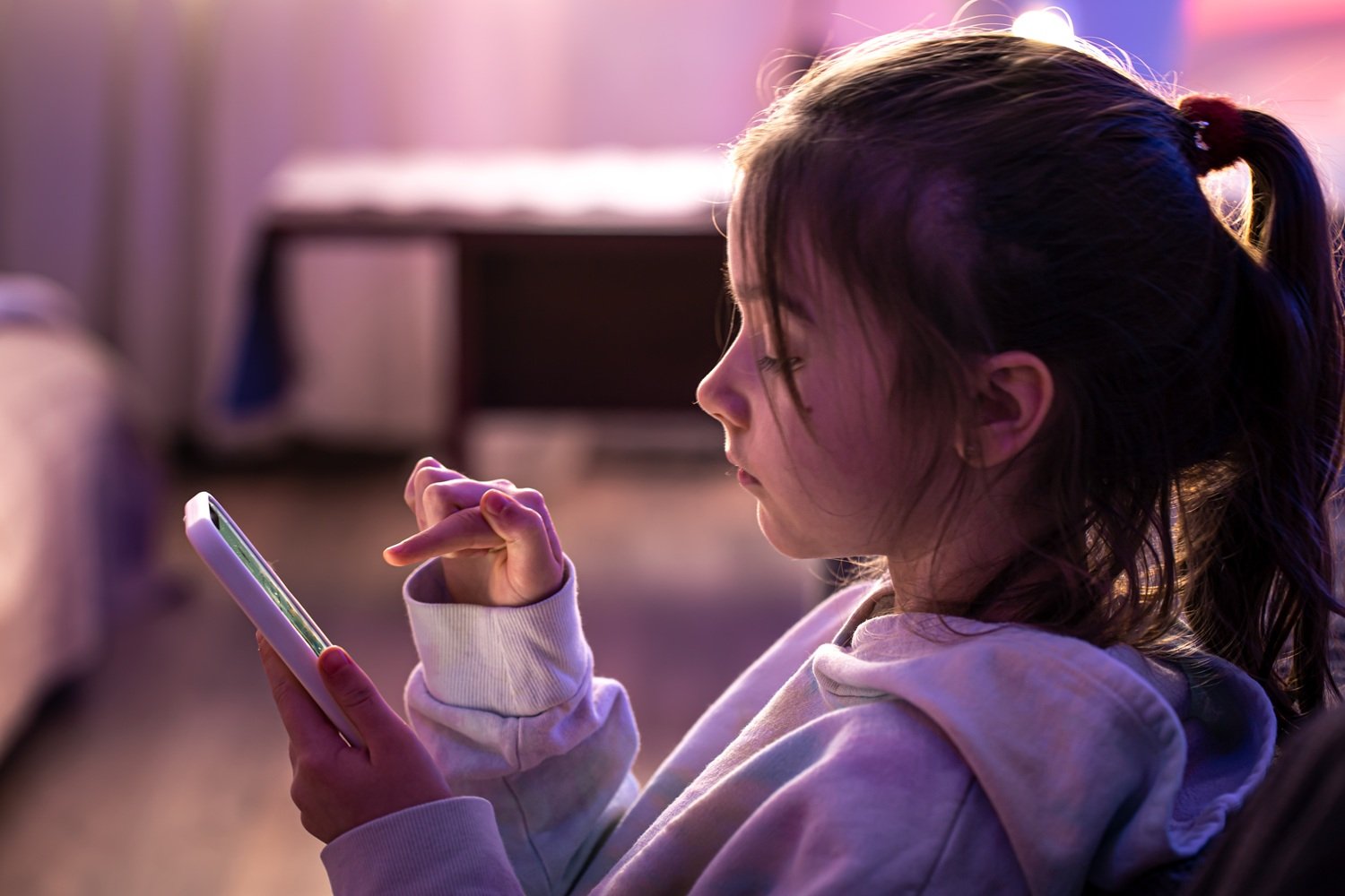 Saiba como configurar o controle parental no iPhone, usar o Tempo de Uso e o Compartilhamento Familiar para acompanhar seus filhos