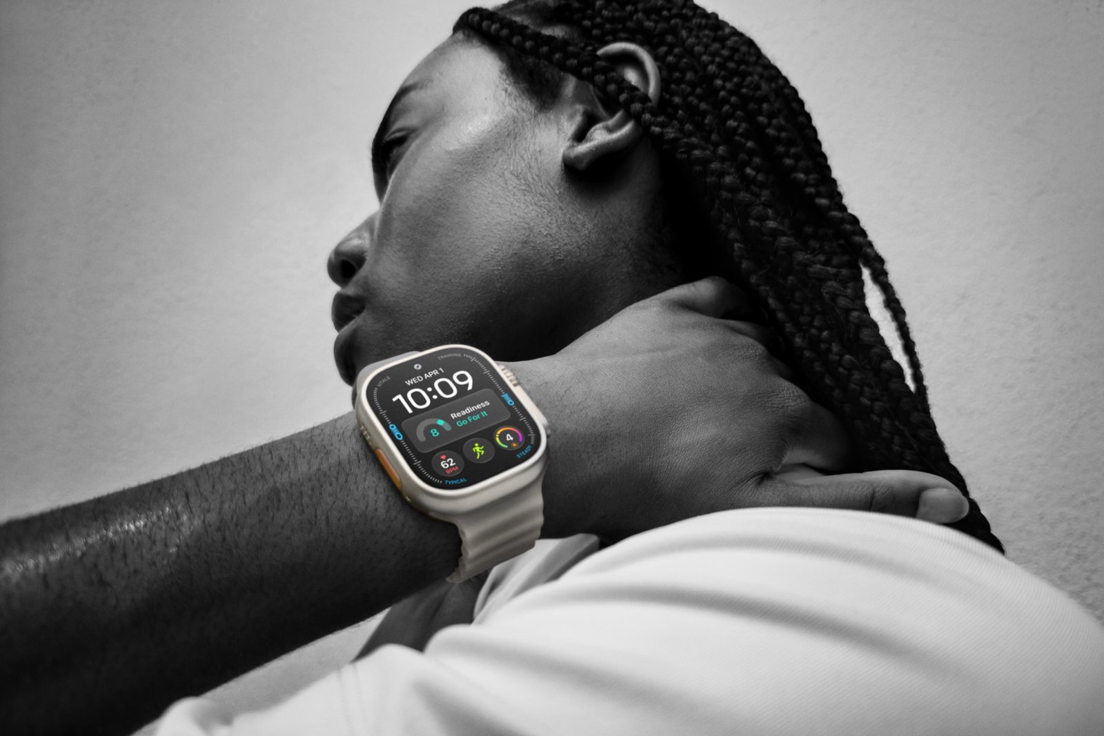 mulher-usando-Apple-Watch-Ultra-4