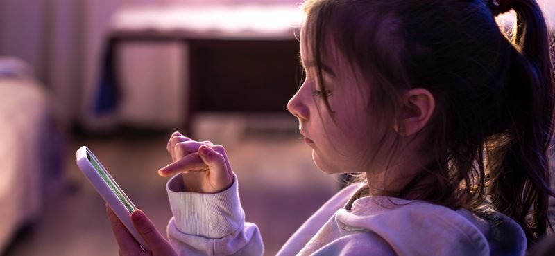 Saiba como configurar o controle parental no iPhone, usar o Tempo de Uso e o Compartilhamento Familiar para acompanhar seus filhos